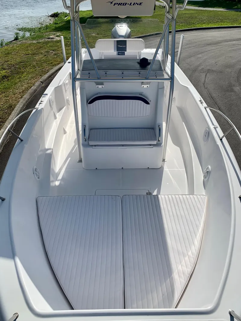 Slide: The Image of 2004 Pro-Line 25 Sport boat with spacious deck and seating. - 9