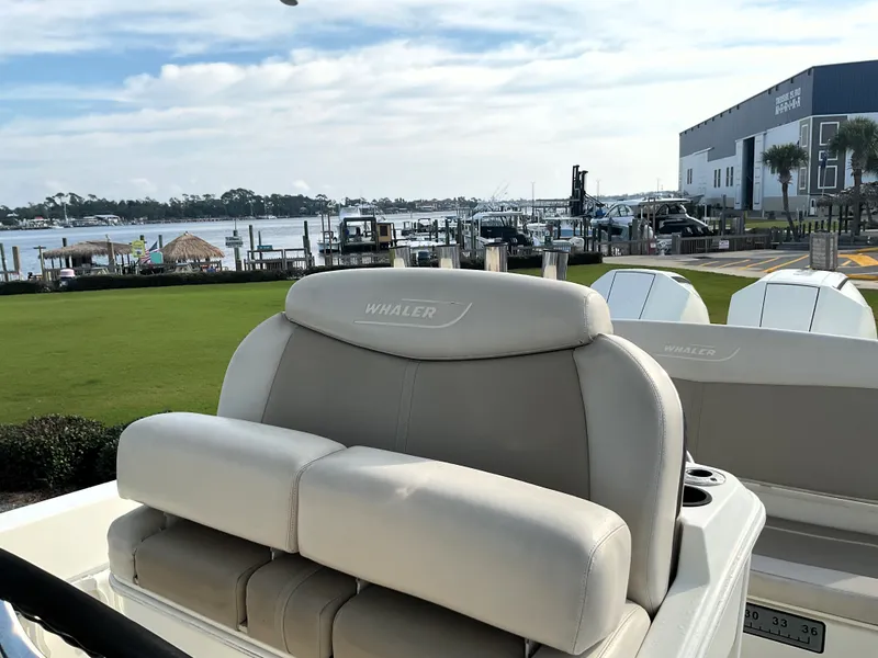 Slide: The Image of Boston Whaler 270 Dauntless 2019 - 17