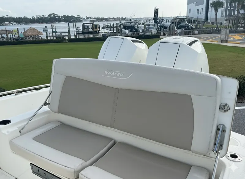 Slide: The Image of Boston Whaler 270 Dauntless 2019 - 9