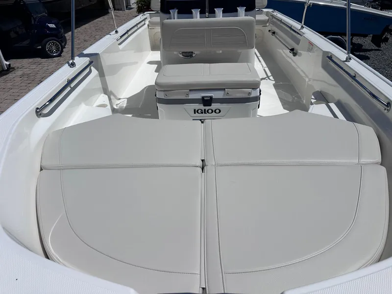 Slide: The Image of Boston Whaler 170 Montauk 2026 - 5