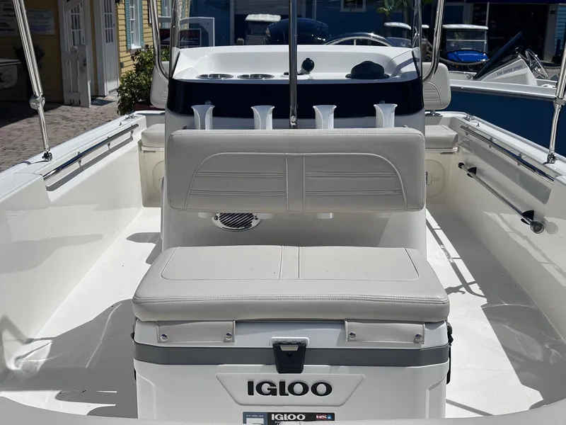 Slide: The Image of Boston Whaler 170 Montauk 2026 - 6