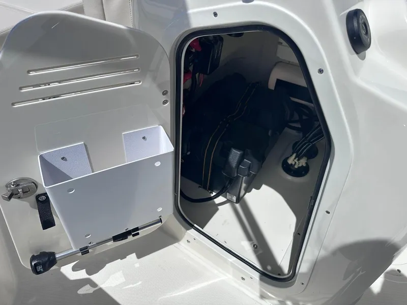 Slide: The Image of Boston Whaler 170 Montauk 2026 - 9