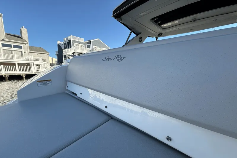 Slide: The Image of Sea Ray 320 SUNDANCER 2021 - 10
