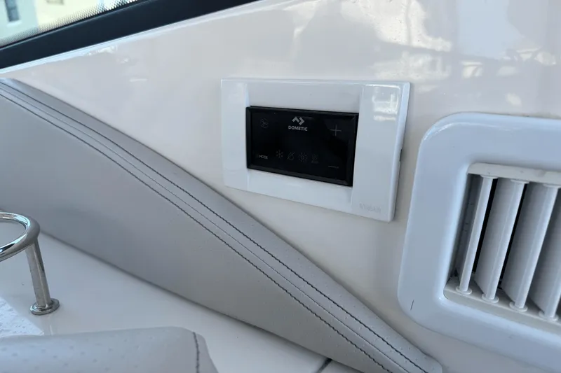 Slide: The Image of Sea Ray 320 SUNDANCER 2021 - 14