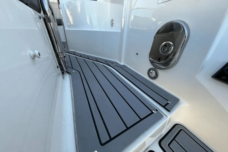 Slide: The Image of Sea Ray 320 SUNDANCER 2021 - 16