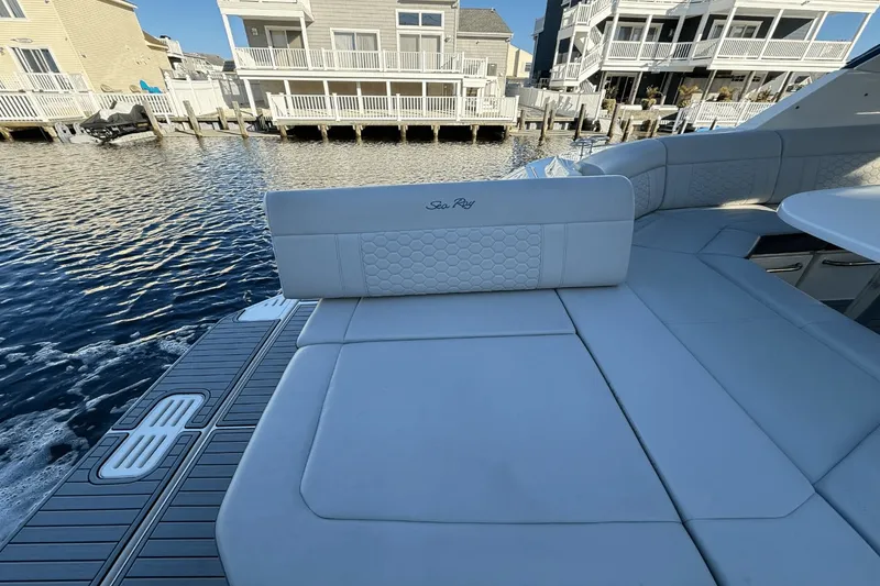 Slide: The Image of Sea Ray 320 SUNDANCER 2021 - 18