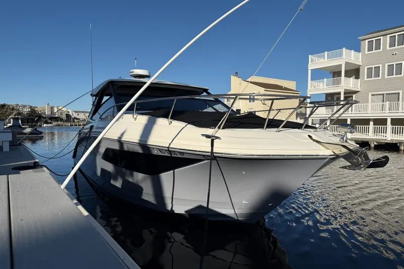 Slide: The Image of Sea Ray 320 SUNDANCER 2021 - 2