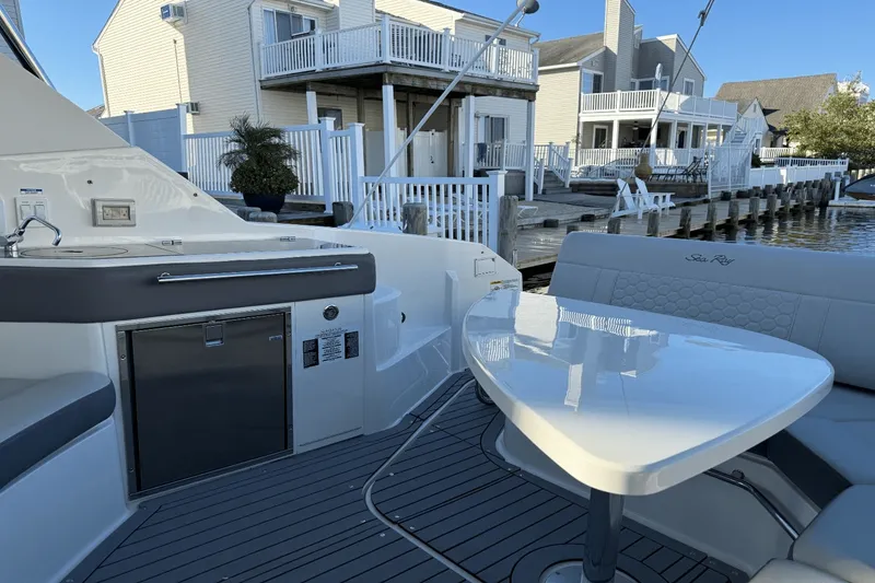 Slide: The Image of Sea Ray 320 SUNDANCER 2021 - 21