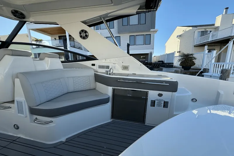 Slide: The Image of Sea Ray 320 SUNDANCER 2021 - 24