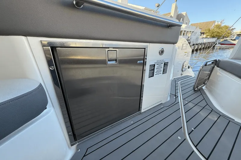 Slide: The Image of Sea Ray 320 SUNDANCER 2021 - 26