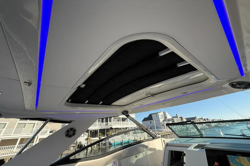 Slide: The Image of Sea Ray 320 SUNDANCER 2021 - 30