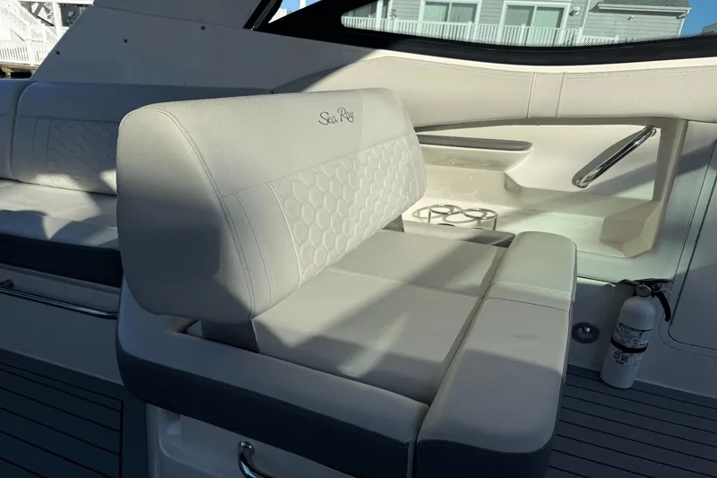 Slide: The Image of Sea Ray 320 SUNDANCER 2021 - 32