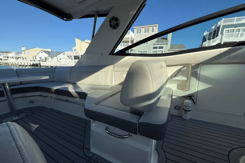 Slide: The Image of Sea Ray 320 SUNDANCER 2021 - 33