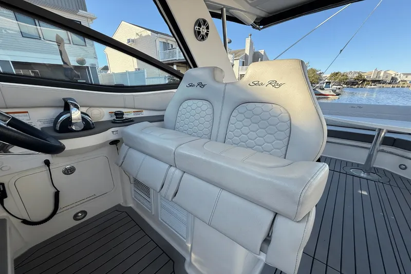 Slide: The Image of Sea Ray 320 SUNDANCER 2021 - 35