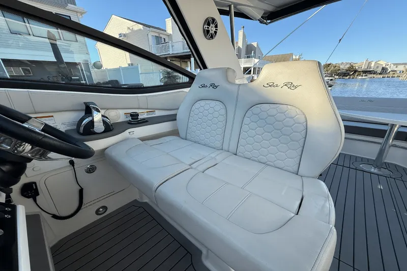 Slide: The Image of Sea Ray 320 SUNDANCER 2021 - 36