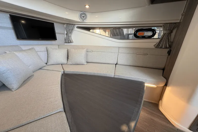 Slide: The Image of Sea Ray 320 SUNDANCER 2021 - 52