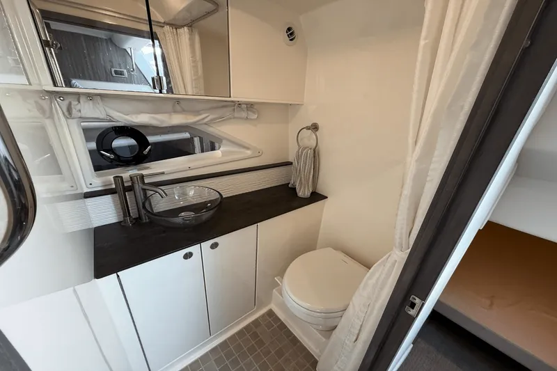 Slide: The Image of Sea Ray 320 SUNDANCER 2021 - 53