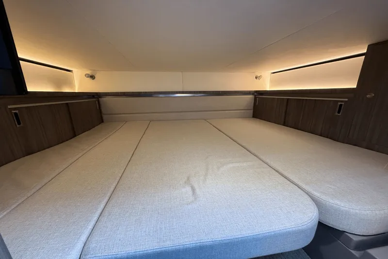 Slide: The Image of Sea Ray 320 SUNDANCER 2021 - 56