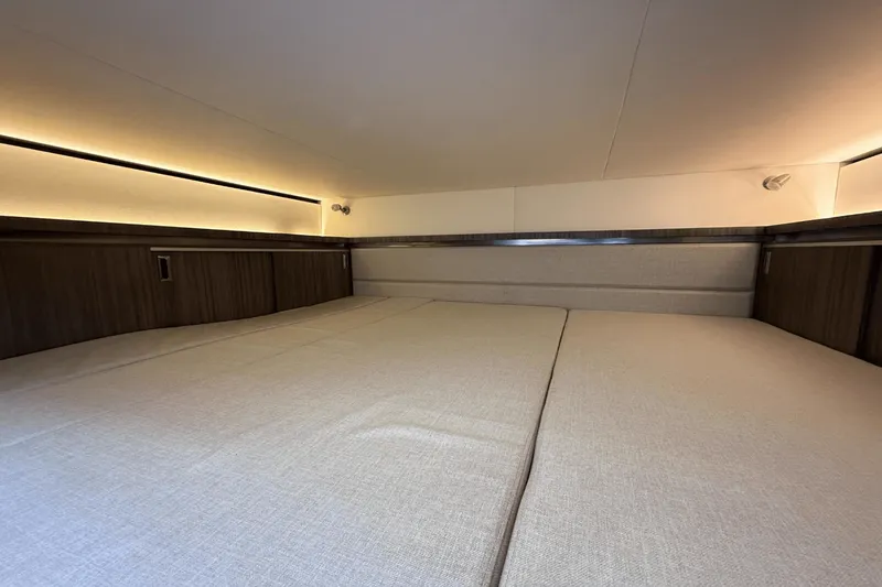 Slide: The Image of Sea Ray 320 SUNDANCER 2021 - 57