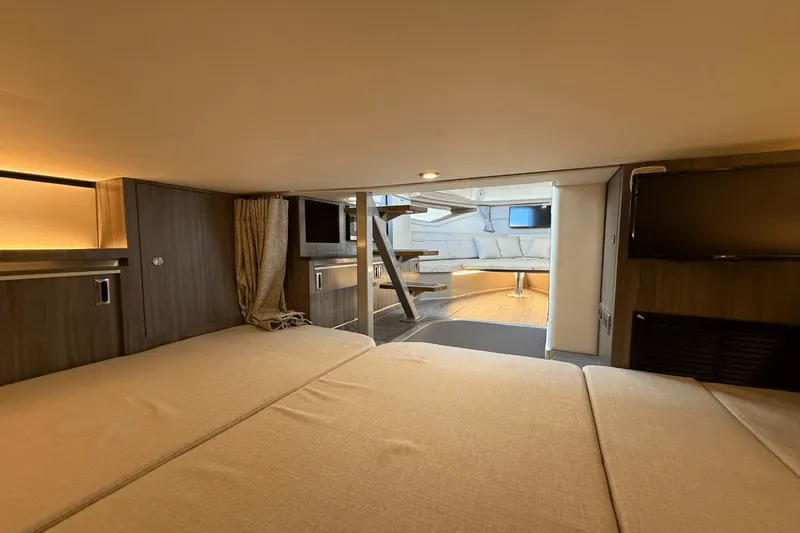 Slide: The Image of Sea Ray 320 SUNDANCER 2021 - 60
