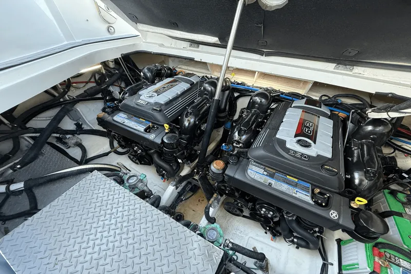 Slide: The Image of Sea Ray 320 SUNDANCER 2021 - 70