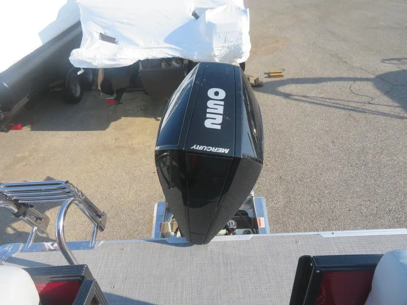 Slide: The Image of 2023 Crest Classic LX 240 SLC CPT with Mercury outboard motor. - 5