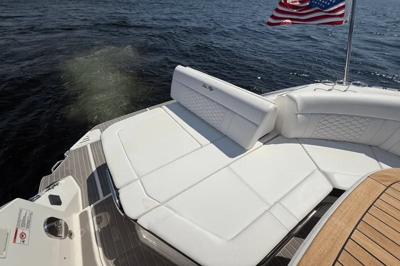 Slide: The Image of Sea Ray 320 SUNDANCER 2025 - 10