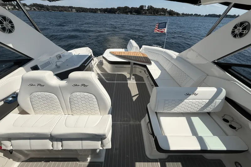 Slide: The Image of Sea Ray 320 SUNDANCER 2025 - 11