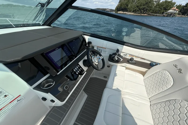 Slide: The Image of Sea Ray 320 SUNDANCER 2025 - 13