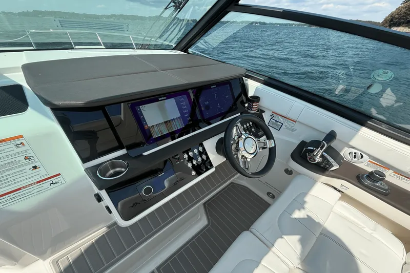 Slide: The Image of Sea Ray 320 SUNDANCER 2025 - 15