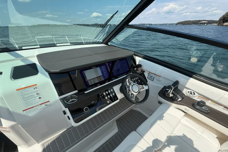 Slide: The Image of Sea Ray 320 SUNDANCER 2025 - 16