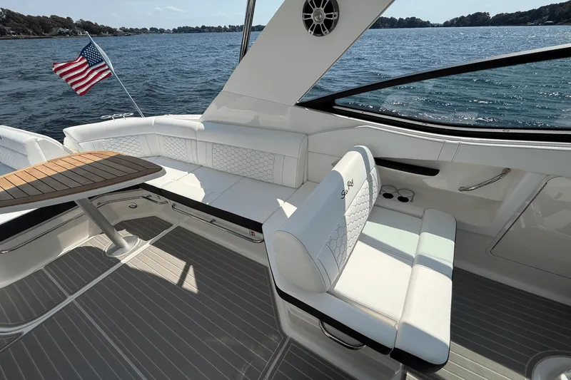 Slide: The Image of Sea Ray 320 SUNDANCER 2025 - 17