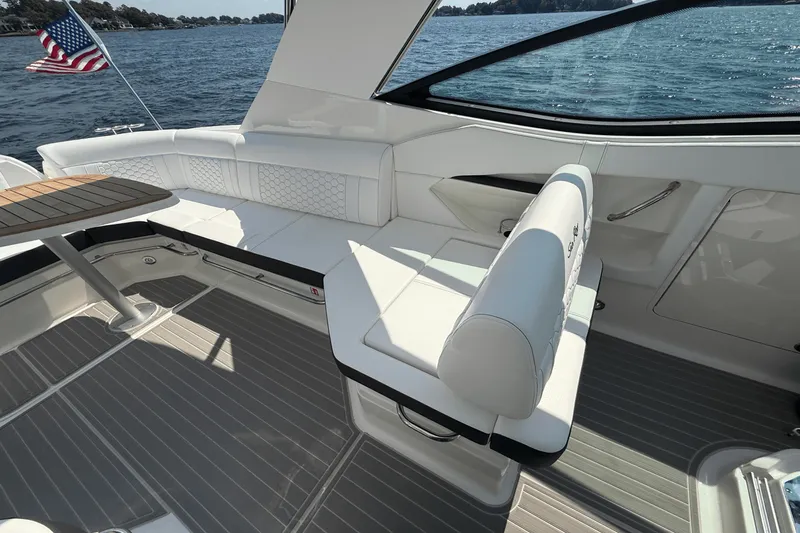 Slide: The Image of Sea Ray 320 SUNDANCER 2025 - 18