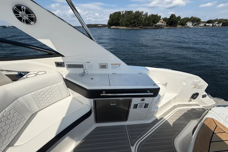 Slide: The Image of Sea Ray 320 SUNDANCER 2025 - 19
