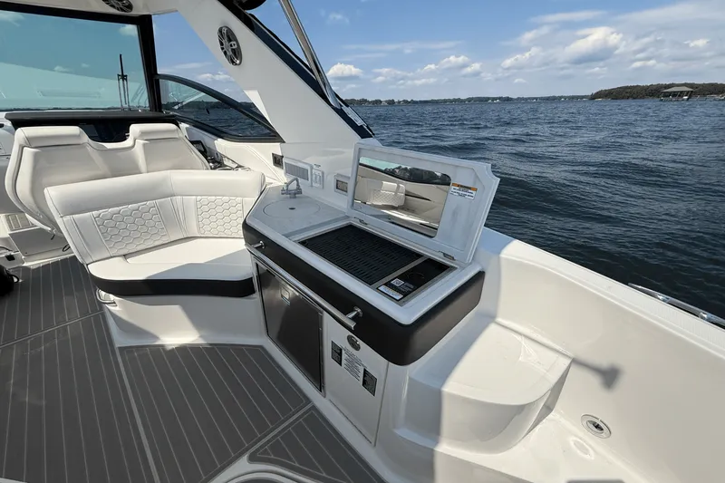 Slide: The Image of Sea Ray 320 SUNDANCER 2025 - 20