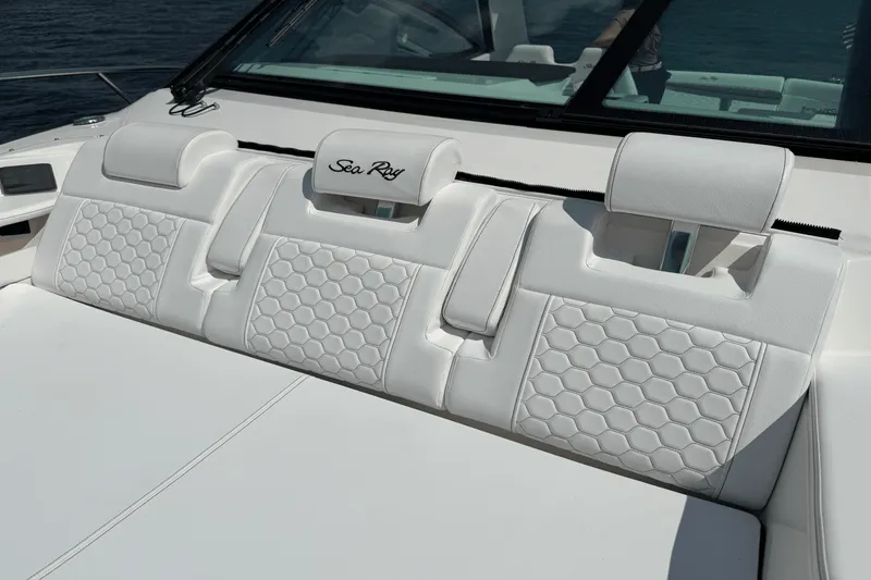 Slide: The Image of Sea Ray 320 SUNDANCER 2025 - 22