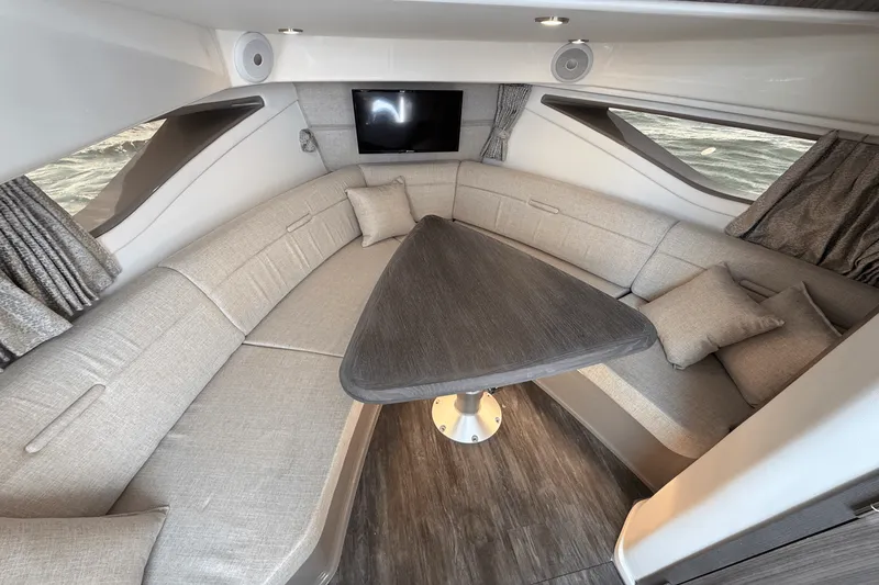 Slide: The Image of Sea Ray 320 SUNDANCER 2025 - 23