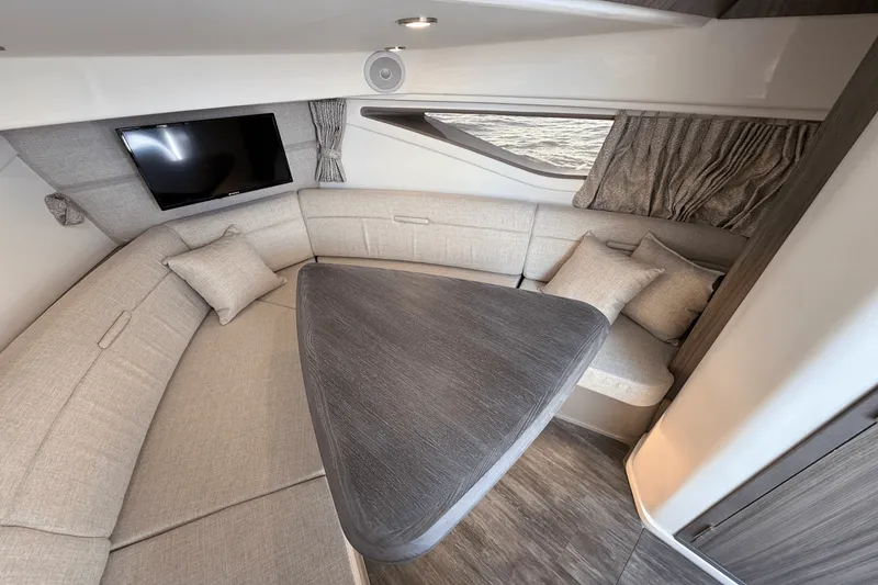 Slide: The Image of Sea Ray 320 SUNDANCER 2025 - 24