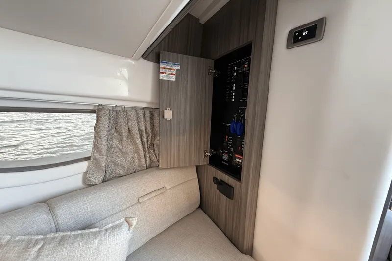 Slide: The Image of Sea Ray 320 SUNDANCER 2025 - 25