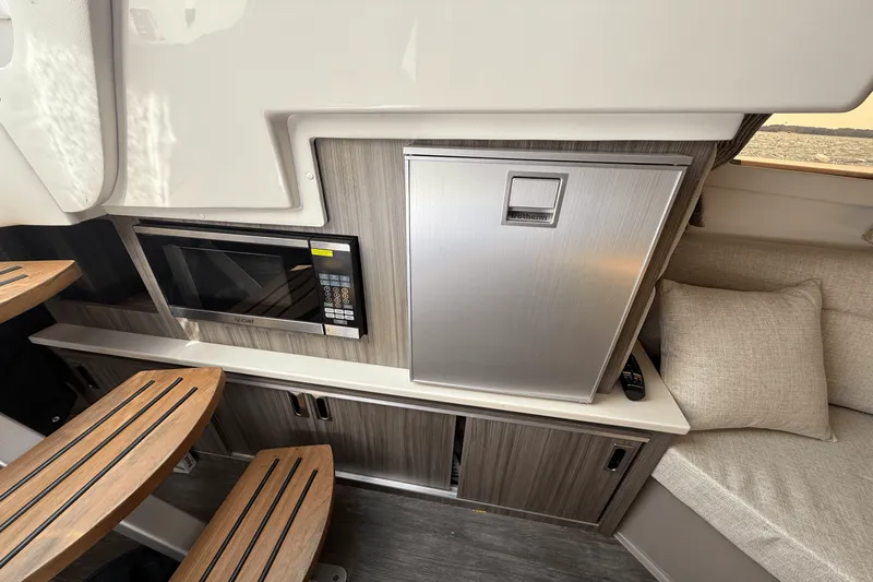 Slide: The Image of Sea Ray 320 SUNDANCER 2025 - 26