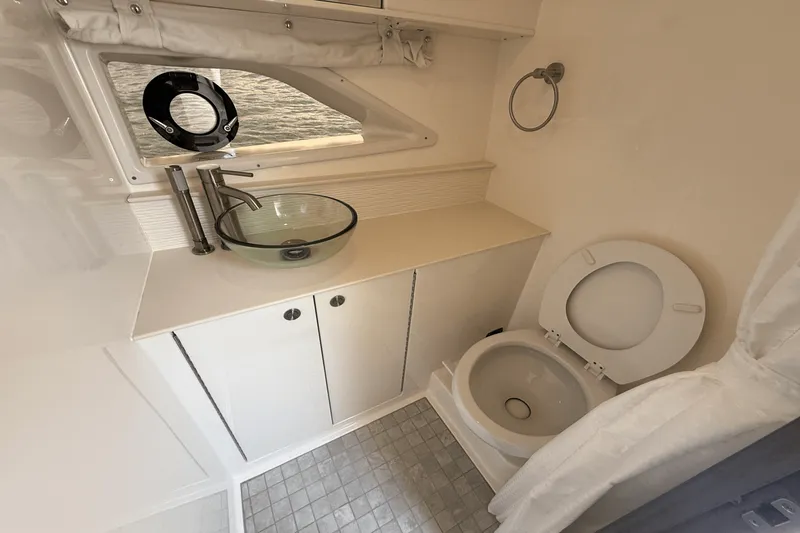 Slide: The Image of Sea Ray 320 SUNDANCER 2025 - 27