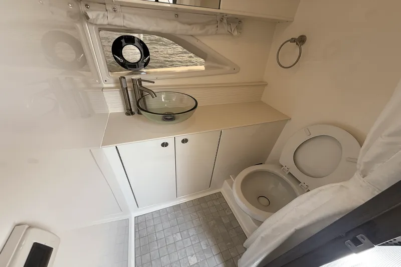 Slide: The Image of Sea Ray 320 SUNDANCER 2025 - 28