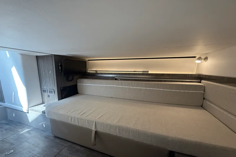 Slide: The Image of Sea Ray 320 SUNDANCER 2025 - 29