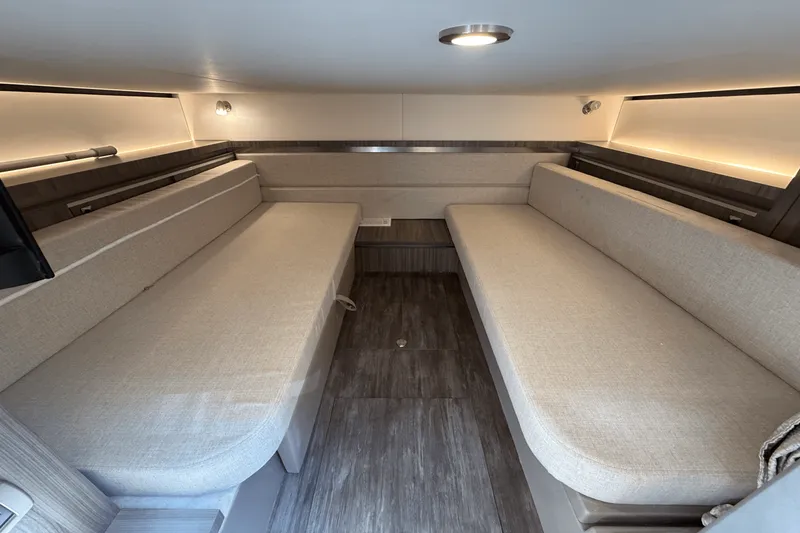 Slide: The Image of Sea Ray 320 SUNDANCER 2025 - 30