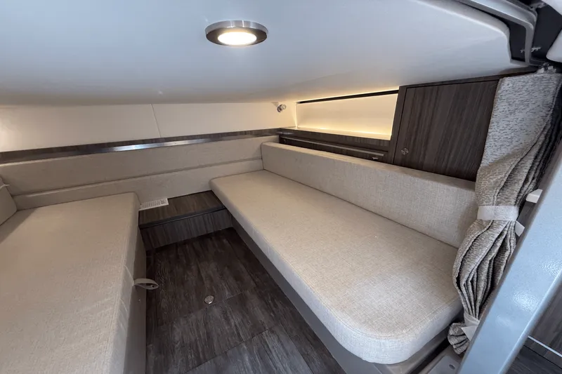 Slide: The Image of Sea Ray 320 SUNDANCER 2025 - 31