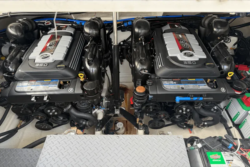 Slide: The Image of Sea Ray 320 SUNDANCER 2025 - 32