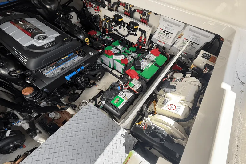 Slide: The Image of Sea Ray 320 SUNDANCER 2025 - 33