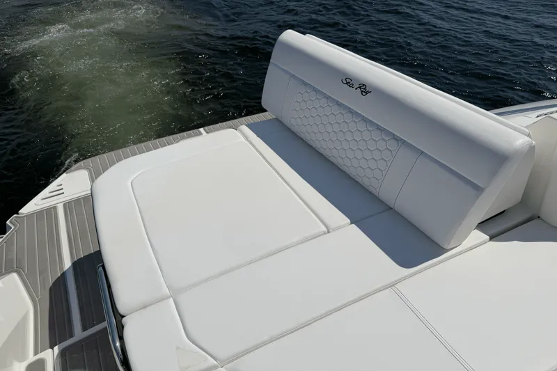 Slide: The Image of Sea Ray 320 SUNDANCER 2025 - 8
