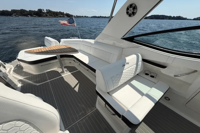 Slide: The Image of Sea Ray 320 SUNDANCER 2025 - 9