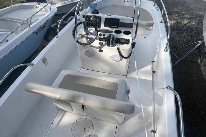 Slide: The Image of Boston Whaler 170 DAUNTLESS 2019 - 10